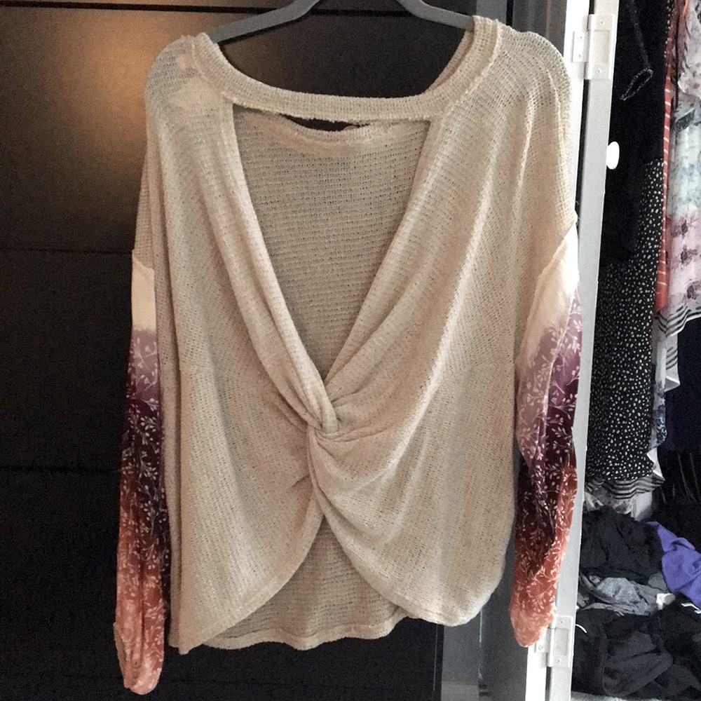 Lightweight sweater w/ printed sleeves, open back